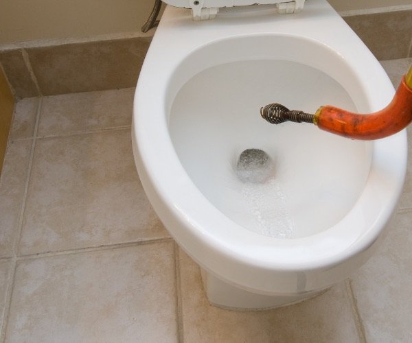 Débouchage d'un WC au furet